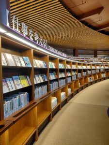 石川県立図書館の好奇心を知月する陳列