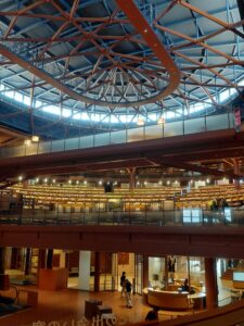 石川県立図書館の円形に広がるエントランス