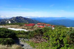 白山の室堂を見下ろす